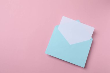 Pembe arka planda boş bir zarf. Metin için boşluk