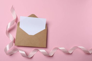 Boş bir kağıt zarf ve beyaz arka planı olan boş bir zarf..