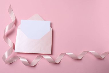 Renk arkaplanı üzerindeki zarf