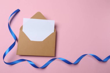 Mavi arkaplanda boş kağıt ve zarf.