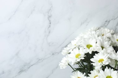 beyaz mermer çiçek buketi mermer arka planda