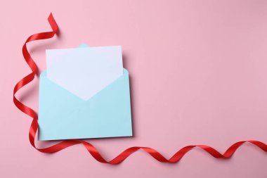 Boş kartlı zarf, kalp şeklinde zarf ve renk arkaplan şeridi, üst görünüm