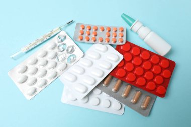 Beyaz arka plan üzerinde farklı hapları kümesi