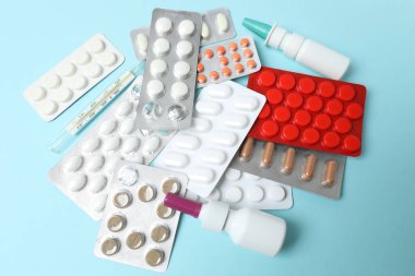 Beyaz arka planda haplar ve kapsüller. en üstteki görünüm.