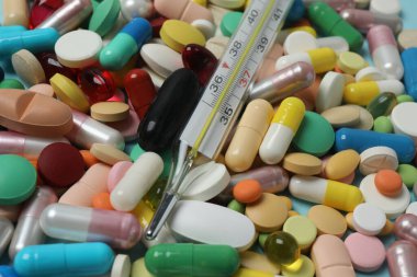 İlaçlar ve şırınga masanın üstünde.