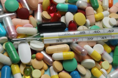 Tıbbi ilaçlar ve termometre.