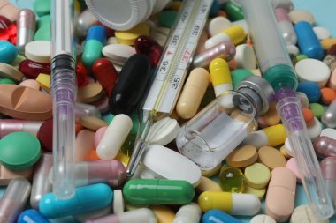 Beyaz arka planda tıbbi ilaçlar.