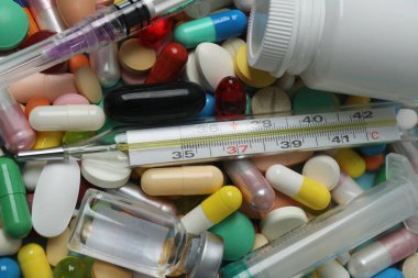 Hastalık tedavisi için hap ve termometre