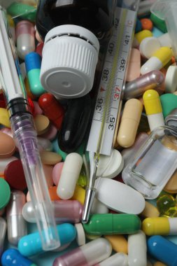 Şırınga şeklinde haplar ve ilaçlar..