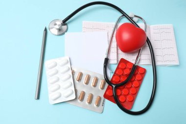 Renk arkaplanındaki haplar ve steteskop