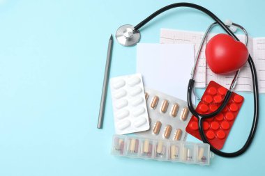 Renk arkaplanı üzerinde farklı ilaçlar, düz yatış