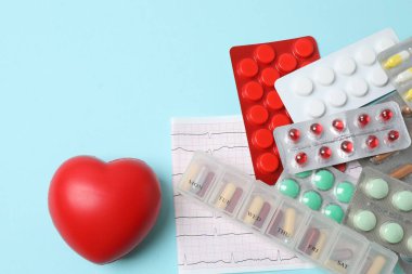 Steteskoplu ve kırmızı kalpli haplar..