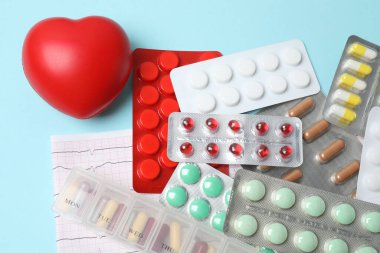 Pembe arka planda farklı boylarda farklı haplar. en üstteki görünüm.