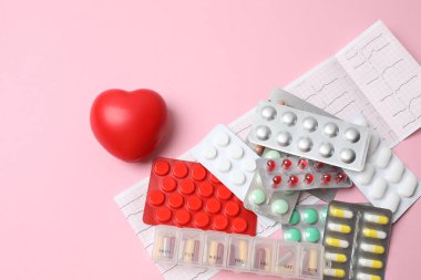 farklı haplar ve kalp şeklinde kutular.