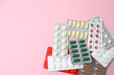 Renkli arka planda farklı haplar ve haplar