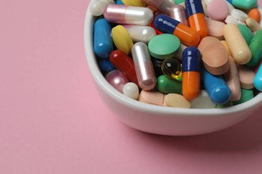 Hapları pembe bir arka plan üzerinde