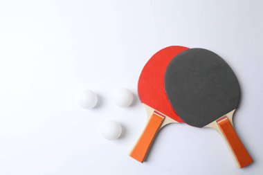 beyaz arkaplanda masa tenisi seti