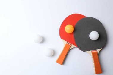 Beyaz arka planda pong raketleri, toplar ve toplar. en üstteki görünüm