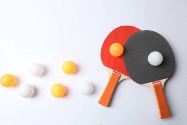 masa tenisi ve top gri arkaplanda, düz yatıyordu