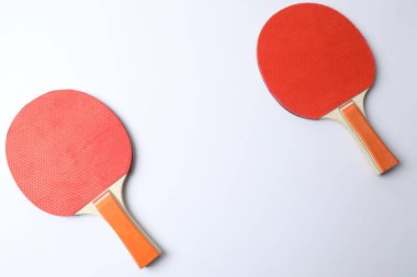 Tenis raket ve top beyaz