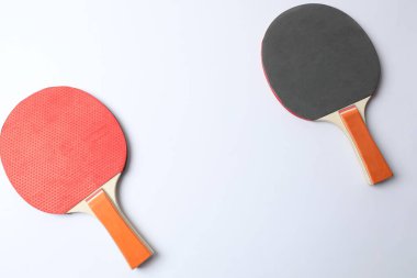 Beyaz arka plan üzerinde izole tenis raketleri