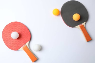 Tenis raketleri ve gri arka planda topları olan pong masası. Düz yat. Üst Manzara. kopyalama alanı. spor ve aktif etkinlik.