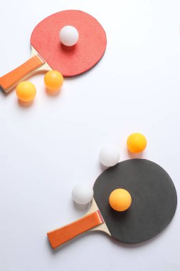 Beyaz arkaplanda pong raketleri ve topları