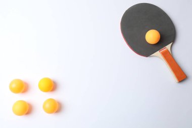 Gri arkaplandaki metin için tenis topları ve boşluk içeren düz konum