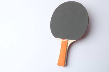Ahşap arka planda siyah badminton raketleri