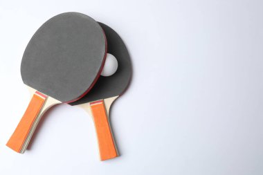 masa tenisi topu ve gri arka planda raket.