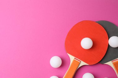 kırmızı arka planda masa tenisi topları