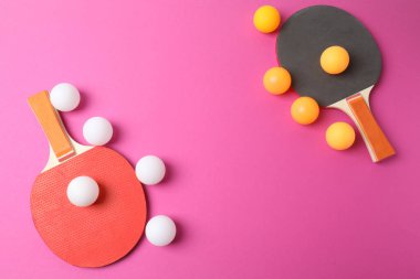 Tenis topları ve pembe arka planda sepetler