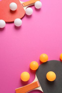 Kreatif düz masa tenisi topunun üst görüntüsü. Tenis topu, pastel pembe arka planda izole edilmiş. Spor ve rekabet konsepti. Şablonlu asgari biçim