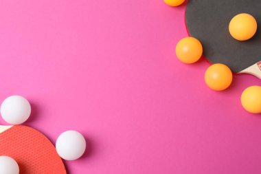 Renkli paskalya yumurtaları ve pembe arka planda paskalya yumurtaları. Üst görünüm, düz uzanma