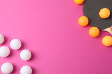 Siyah yumurtaların ve pembe arka planda pembe kurdeleli paskalya yumurtalarının üst görüntüsü. Paskalya konsepti.