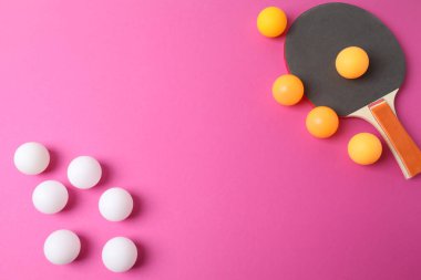 Renkli arka planda tenis topu ve raketler