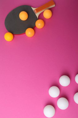 Paskalya konsepti - Pembe arka planda beyaz ve pembe paskalya yumurtaları ve siyah spatula