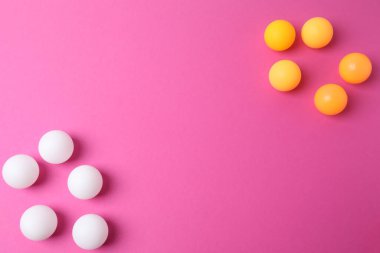 Paskalya yumurtaları. Pembe arka planda beyaz bir sayfa..