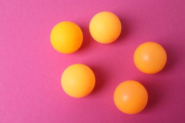 Pembe arka planda arka arkaya paskalya tavuğu yumurtaları.