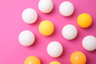 Pembe pastel arka planda renkli paskalya yumurtası.