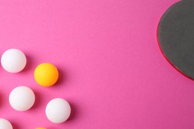 Paskalya arka planı. Siyah arkaplanda renkli yumurta ve beyaz yumurta..