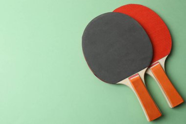 masa tenisi seti ve top renk arkaplanda