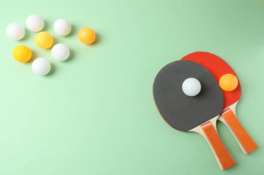 Tenis ve top raketle masada.