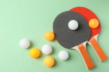 Tenis raketi ve top renkli arka planda, üst manzara. Metin için boşluk