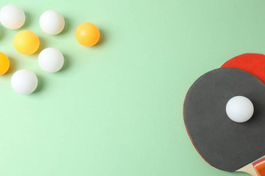 Yeşil zemin üzerinde bilardo topları düz yatar