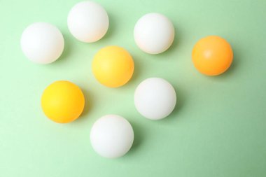 Beyaz arka planda yeşil ve sarı paskalya tavuğu olan beyaz yumurtalar.