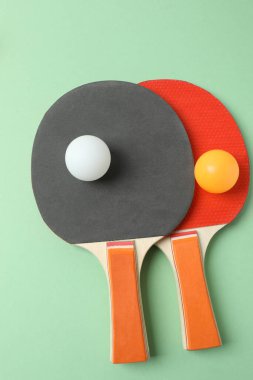 Tenis topu ve raket.