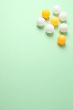 Yeşil ve beyaz arka planı olan haplar. Üst Manzara. Boşluğu kopyala