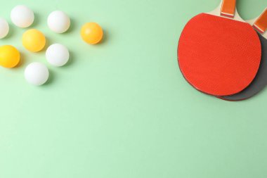 Renkli arka planda tenis raket ve topları