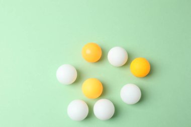 Beyaz arka planda paskalya yumurtaları.